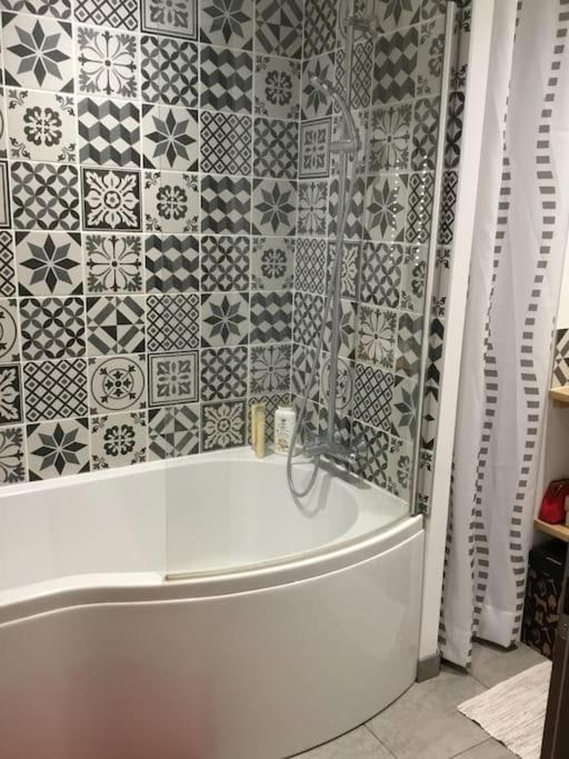Appartement Tres Lumineux Egat Eksteriør billede